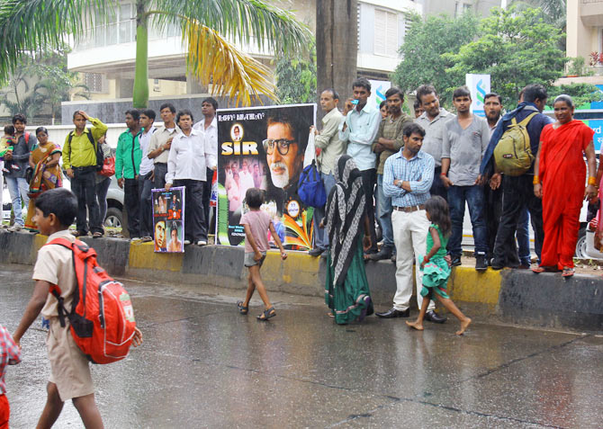 Fans outside Amitabh's home