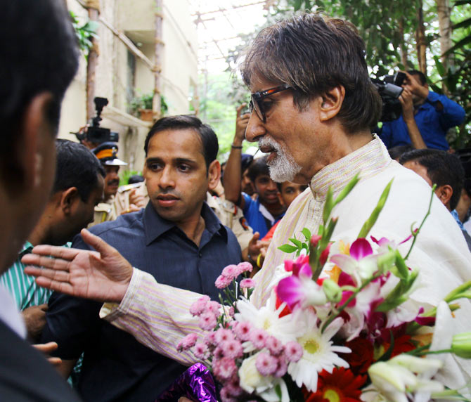 Fans give bouquet to Amitabh Bachchan on his birthday