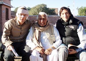 Owen Wilson, Kumar Pallana, Adrien Brody in The Darjeeling Limited