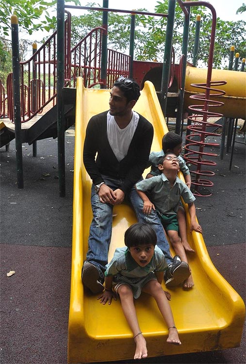Prateik Babbar  with kids at a NGO