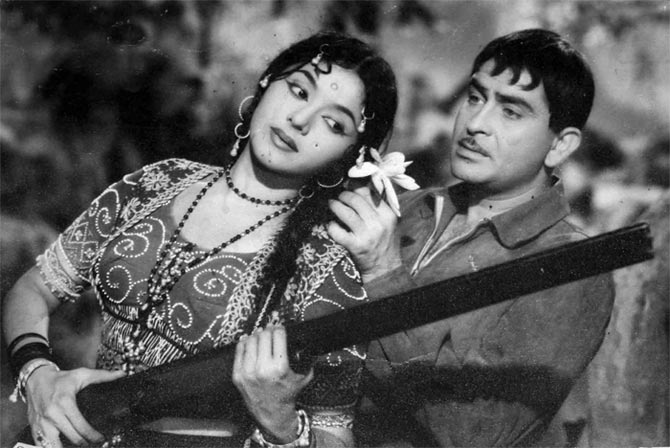 Padmini and Raj Kapoor in Jis Desh Mein Ganga Behti Hai