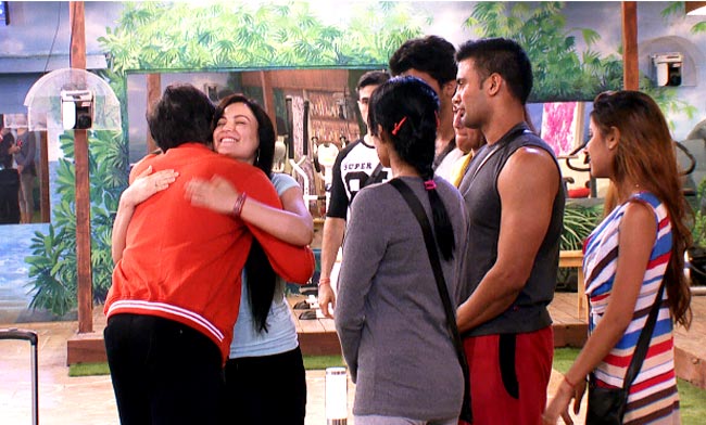 Elli Avram hugs Vivek Mishra on his eviction from Bigg Boss 7