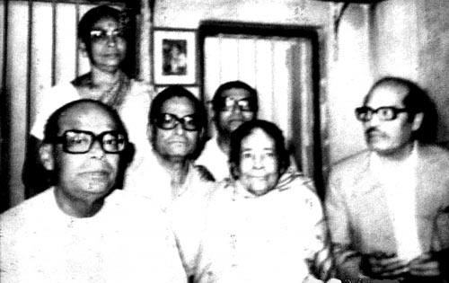 Manna Dey with his family