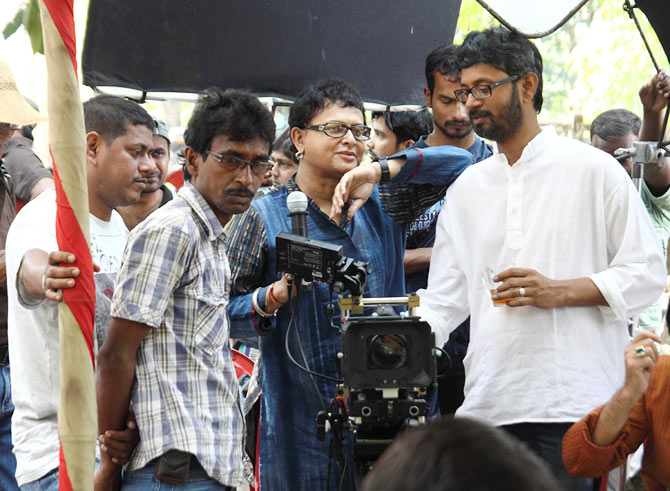 Rituparno Ghosh (in blue) on the sets.