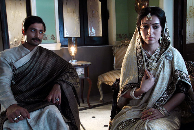 Indraneil Sengupta and Arpita Chatterjee in Satyanweshi.