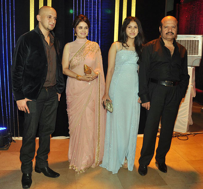 Rajesh Roshan (extreme right) with son Eshaan, wife and daughter Pashmina (in blue)