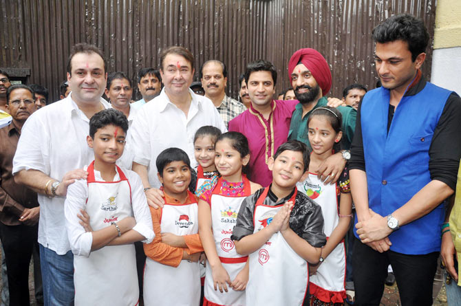 Rajeev and Randhir Kapoor with MasterChef contestant and Chef Vikas Khanna, Kunal Kapoor and  Jolly Singh 
