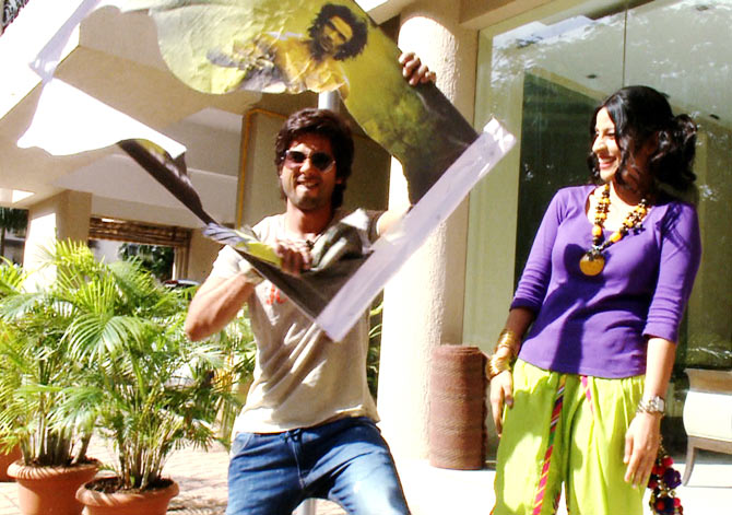 Shahid Kapoor with host Garima as he tears his Kaminey poster