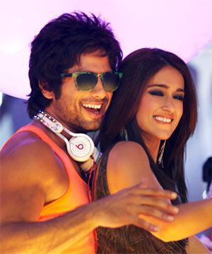 Shahid Kapoor and Ileana D'Cruz in Phata Poster Nikhla Hero