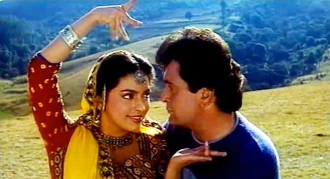 Juhi Chawla and Rishi Kapoor in Bol Radha Bol