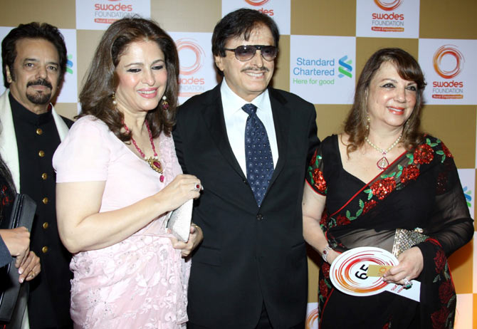 Akbar Khan with wife, Sanjay and Zarine Khan