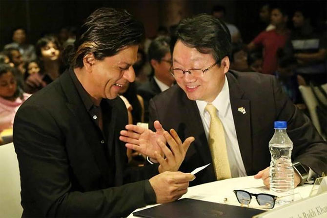 Shah Rukh Khan with Joon-Gyu Lee, the ambassador of the Republic of Korea.