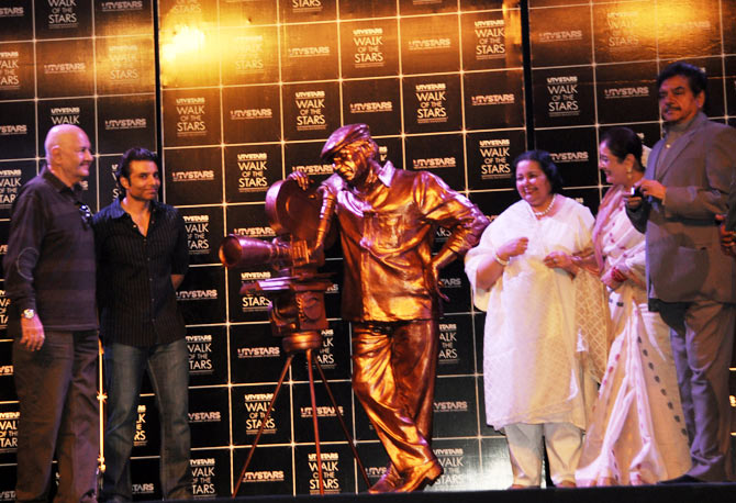 Prem Chopra, Uday Chopra, Pamela Chopra, Poonam Sinha and Shatrughan Sinha at the unveiling of Yash Chopra's statue
