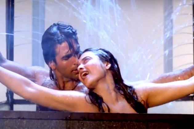 Akshay Kumar and Rekha in Khiladiyon Ka Khiladi