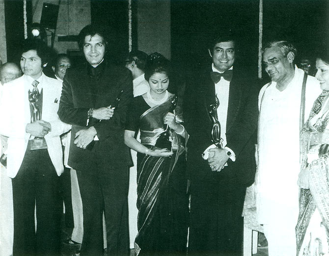The Filmfare award 1976 winners: Asrani, Prem Chopra, Kajri, Sanjeev Kumar and Rakhee with Atal Bihari Vajpayee.