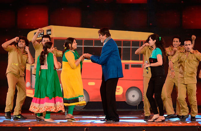 Amitabh Bachchan dances with the audience