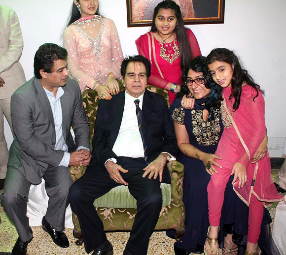 Ayub Khan, Dilip Kumar and Niharika along with their children on Dilip Kumar's 89th birthday