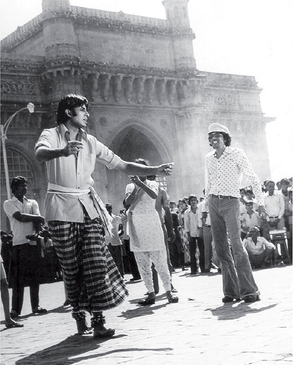 Amitabh Bachchan shooting for Yeh Hai Bambai Nagariya outside the Gateway of India with Chandra watching