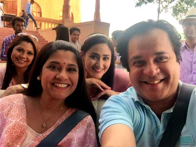 Renuka Shahane and Mahesh Thakur on the sets of Itna Karo Na Mujhe Pyar