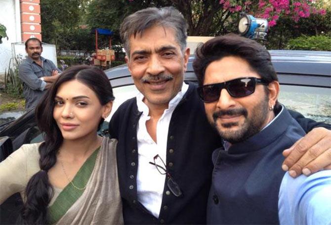 Sara Loren, Prakash Jha and Arshad Warsi on the sets of Fraud Saiyyan