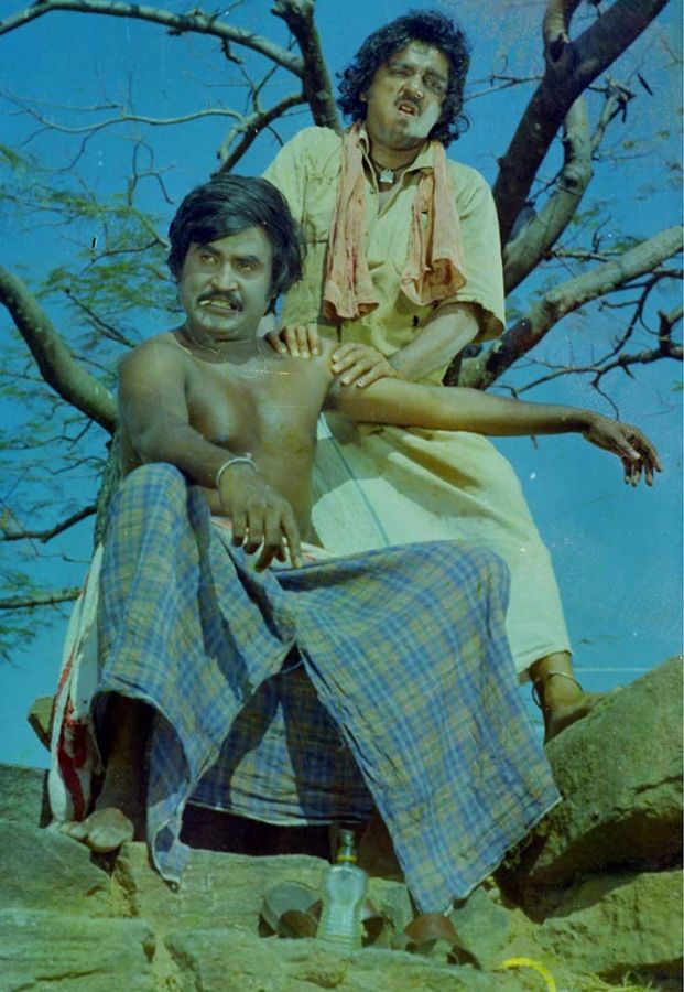 Kamal Hassan and Rajinikanth in Parattai in 16 Vayathinile