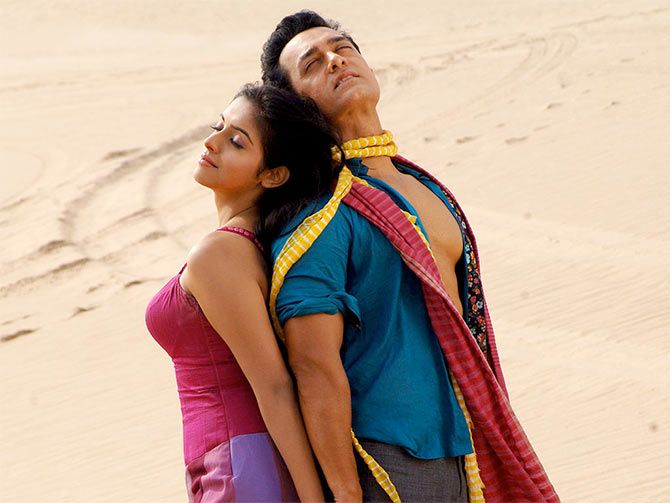 Asin and Aamir Khan in Ghajini