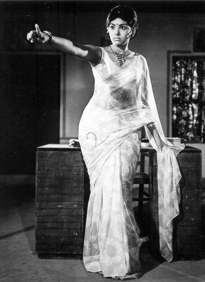 Sujatha in Aval Oru Thodarkadhai