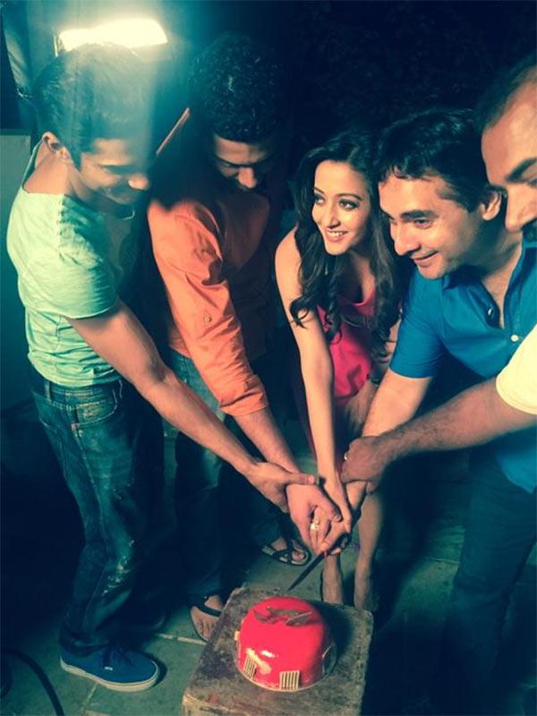 Raima Sen on the sets of Ishq Kabhi Kariyo Na