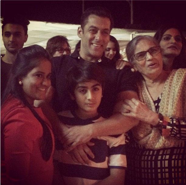 Arpita Khan, Aayush Sharma, Salman Khan, Salma Khan, Alvira Agnihotri and Arhaan