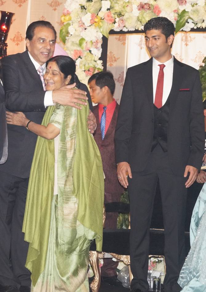 Dharmendra, Sushma Swaraj and Vaibhav Vohra