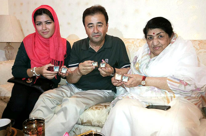 Lata Mangeshkar with her fans from Afghanistan