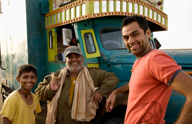 Mohammed Faisal, Satish Kaushik and Abhay Deol in Road, Movie