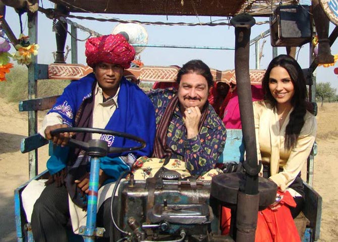 Lara Dutta and Vinay Pathak in Chalo Dilli