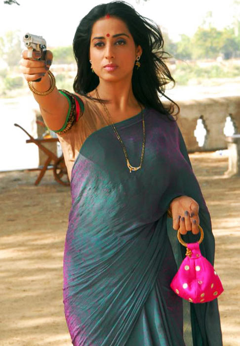 Mahie Gill in Saheb Biwi Aur Gangster Returns