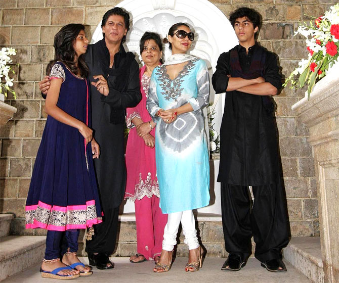 Shah Rukh and Gauri with daughter Suhana, son Aryan and Shah Rukh's sister Shehnaz