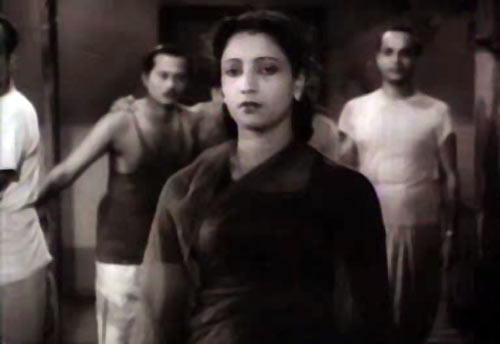 Suchitra Sen in Sharey Chuattor