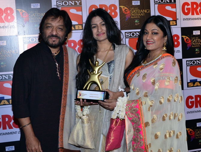 Roop Kumar Rathod with his daughter Reeva and wife Sonali 