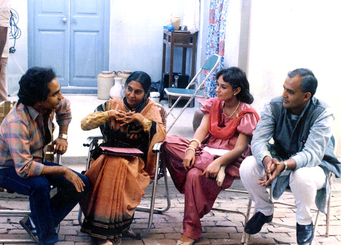 Ramesh Sippy, Anita Kanwar, Soni Razdan and Alok Nath on the sets of Buniyaad.
