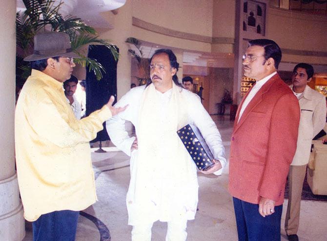 Subhash Ghai discusses a scene with Alok Nath and Amrish Puri on the sets of Taal.