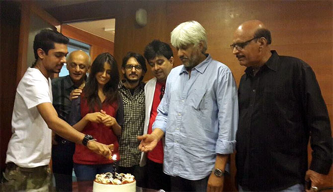 Vikram Bhatt cuts the cake