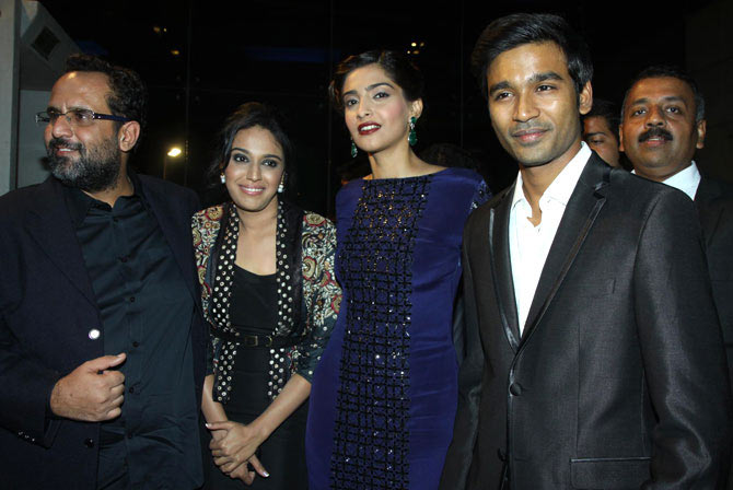 Aanand L Rai with the cast of Raanjhanaa Swara Bhaskar, Sonam Kapoor, Dhanush