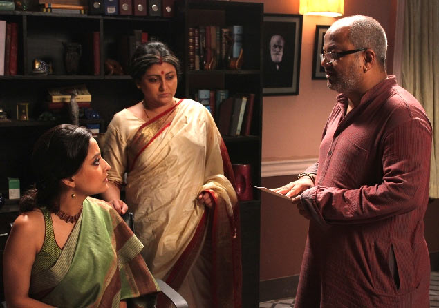 Rangan Chakravarty directing actresses Raima Sen and Tulika Basu
