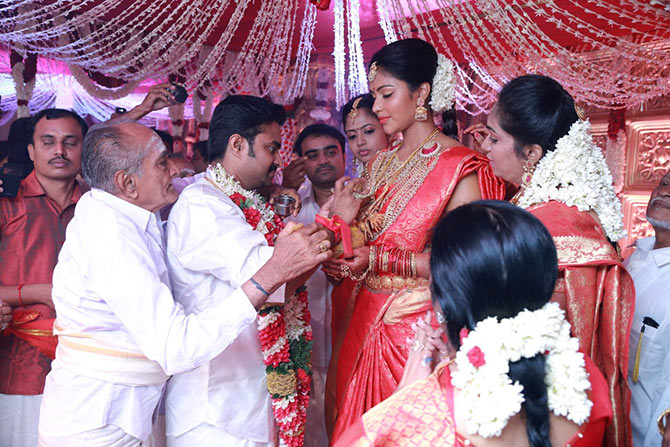Amala Paul gets married to director AL Vijay