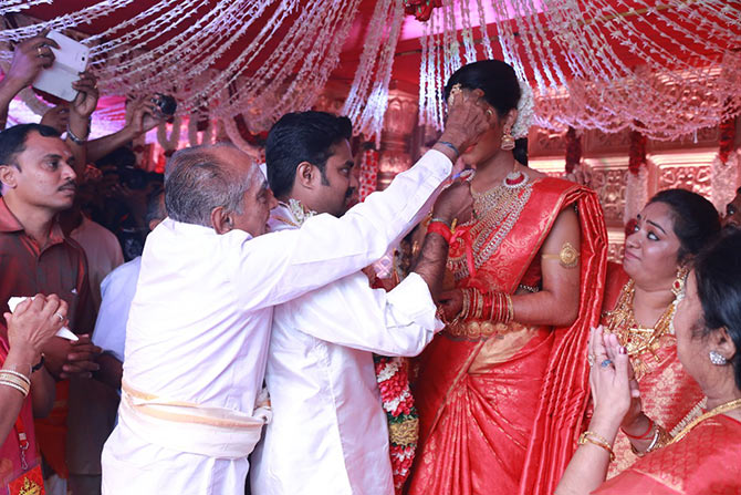 Amala Paul gets married to director AL Vijay