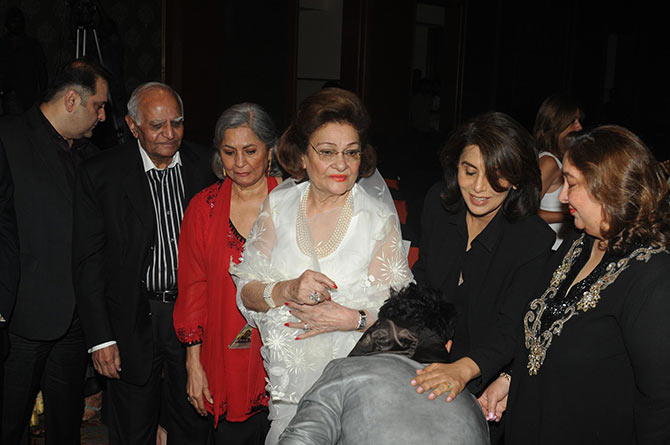 Armaan Jain touches Neetu Kapoor's feet, as Krishnaraj Kapor and Reema Jain look on