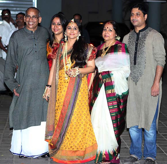 Vidya Balan, center, with from left, her dad P R Balan, sister Priya, mom Saraswathy and brother-in-law Kedar Nene.