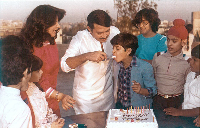 Rakesh Roshan celebrates Hrithik's birthday with family and friends