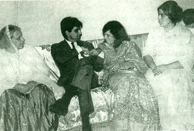 Dilip Kumar with his sisters: Sakina, Aapa, Saeeda and Taj
