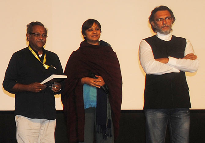 Director Shaji Karun releases the book Rang De Basanti, written by PS Bharathi, film editor and wife of  Rakeysh Omprakash Mehra