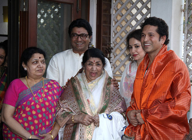 Kunda and Raj Thackeray, Lata Mageshkar, Priya and Sachin Tendulkar meet with Raj Thackeray